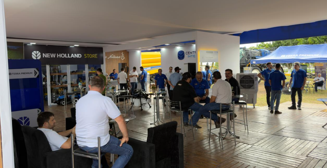 Área interna ampla do estande Terra Premium durante o evento