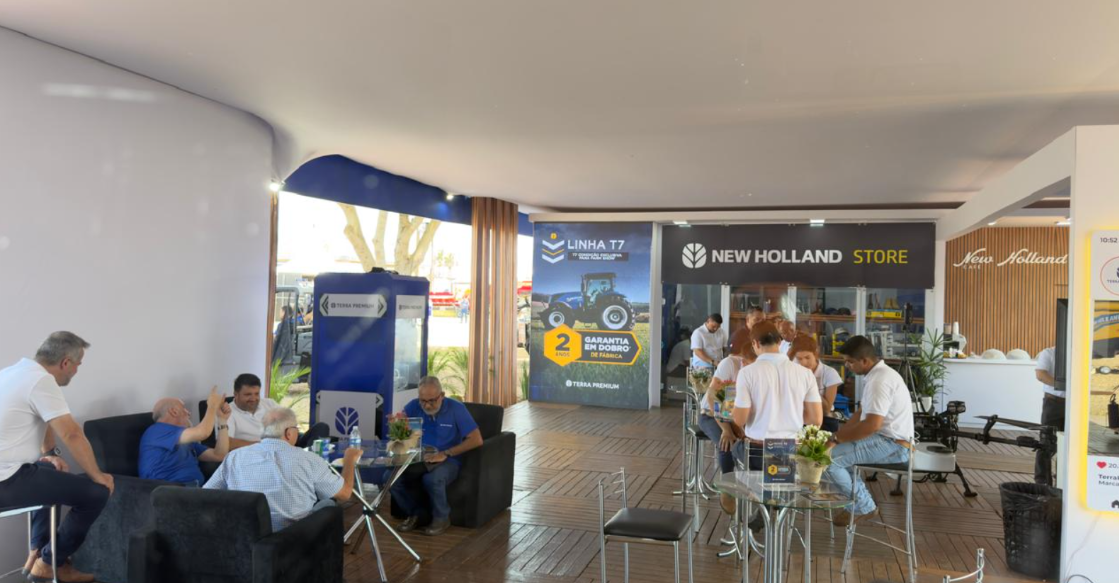 Área interna entregue com New Holland Store e espaço de convivência